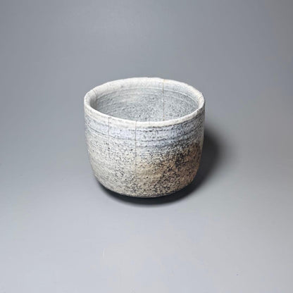 White Hagi Tsutsu-Chawan with Gold Accents by Katō Shigemi — Taizan-gama, Funka Kinsai, Tomobako
