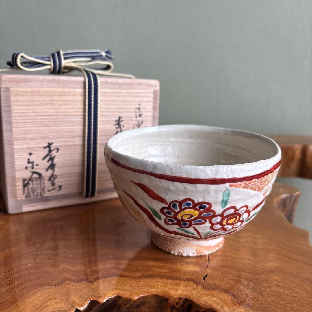 Honiwa Rakunyu Shigaraki Akae Tea Bowl — Overglaze Flower Medallion Chawan