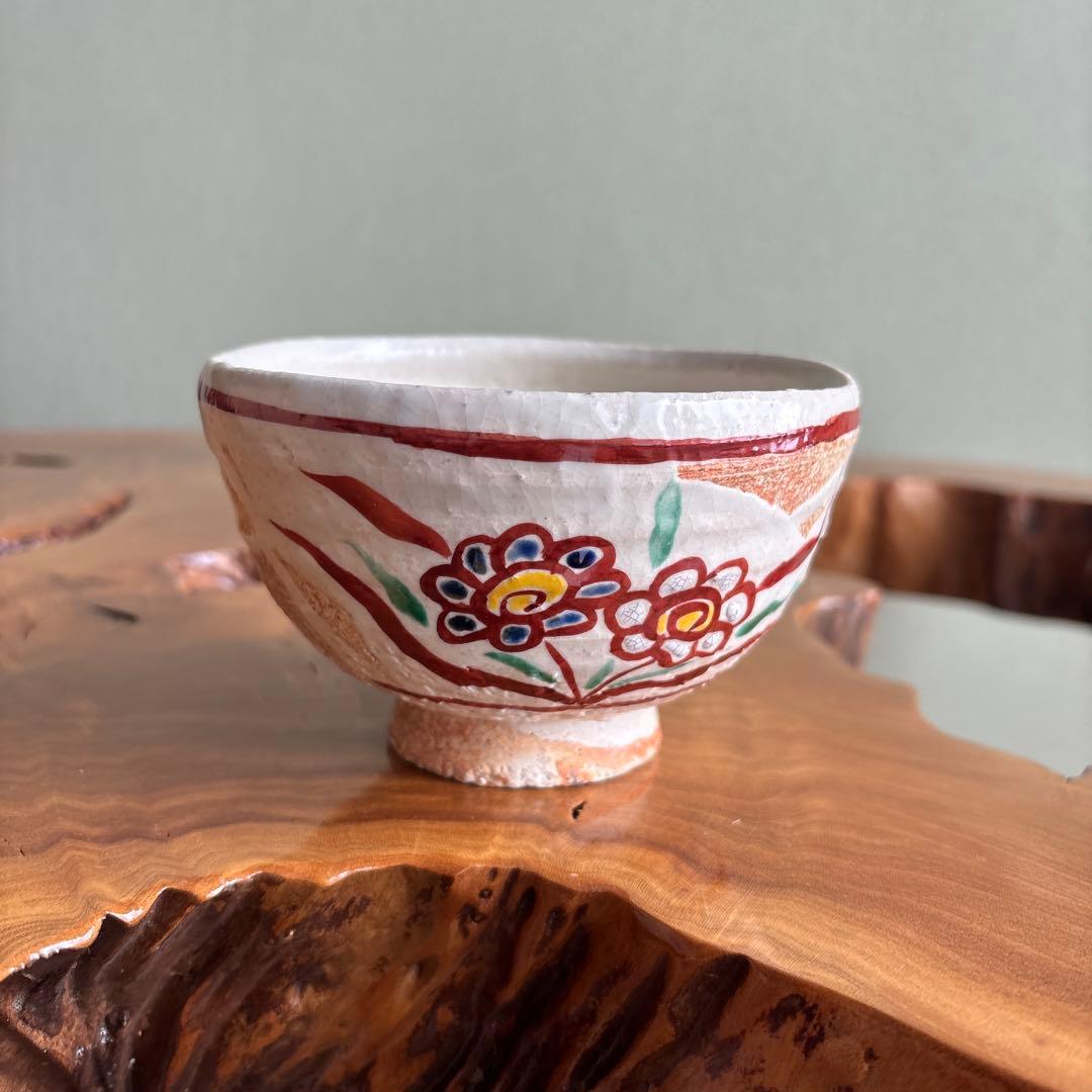 Honiwa Rakunyu Shigaraki Akae Tea Bowl — Overglaze Flower Medallion Chawan