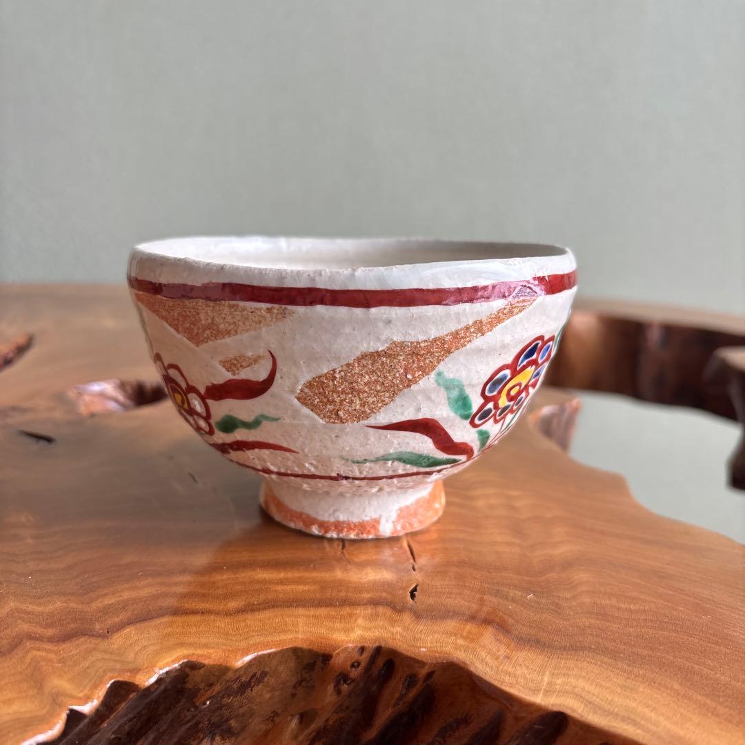 Honiwa Rakunyu Shigaraki Akae Tea Bowl — Overglaze Flower Medallion Chawan