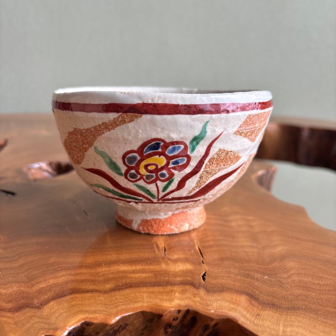 Honiwa Rakunyu Shigaraki Akae Tea Bowl — Overglaze Flower Medallion Chawan
