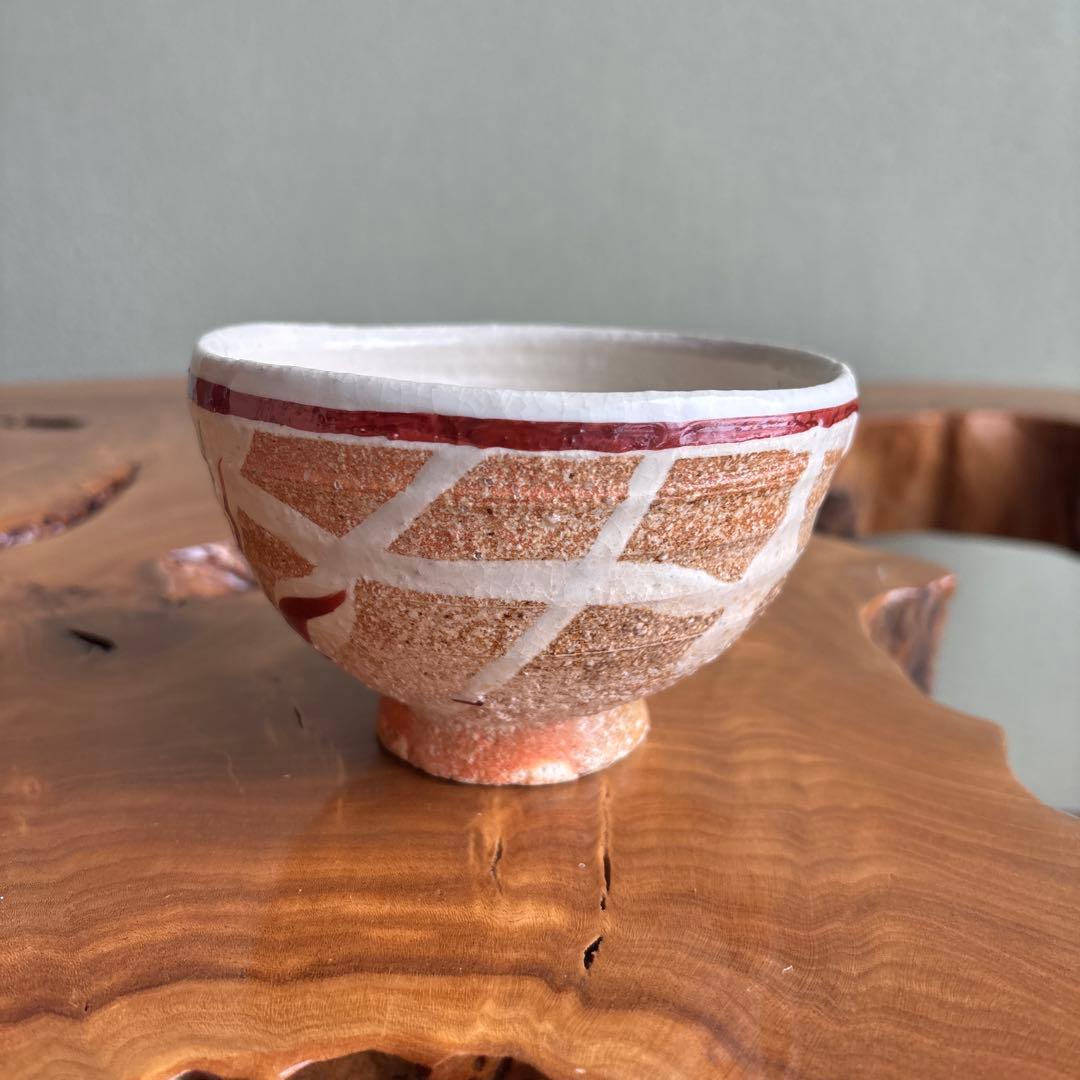 Honiwa Rakunyu Shigaraki Akae Tea Bowl — Overglaze Flower Medallion Chawan