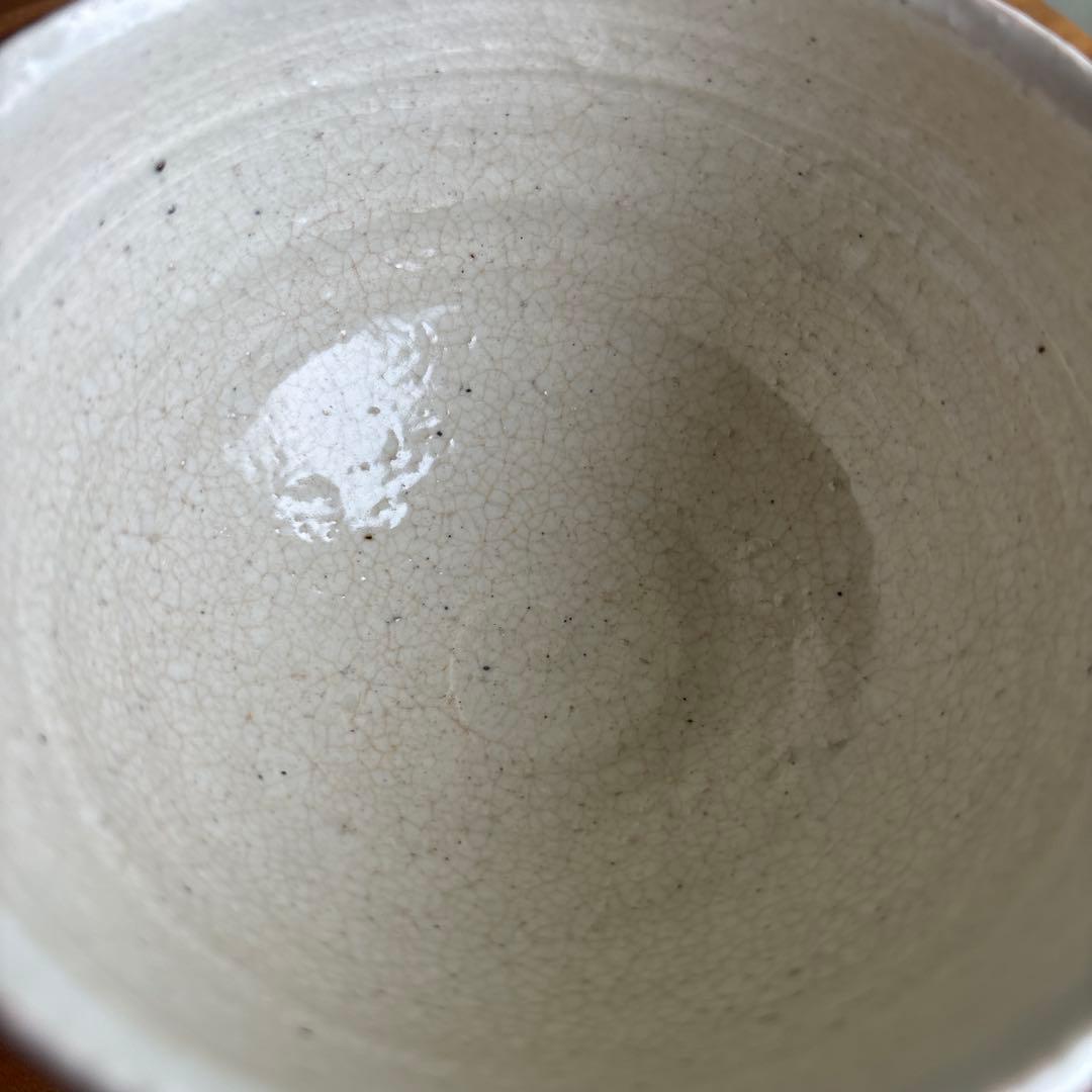 Honiwa Rakunyu Shigaraki Akae Tea Bowl — Overglaze Flower Medallion Chawan