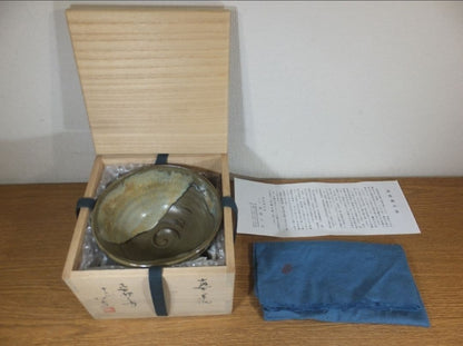 Takatori Ware Tea Bowl by 12th Gen Takatori Hachizan - Ash Glaze Chawan with Signed Box