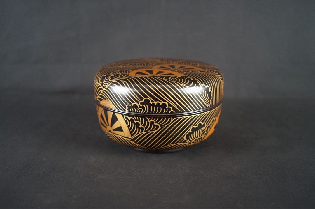 Chahei Issai Wajima Lacquer Genji-guruma Maki-e Jikiro, Signed Box