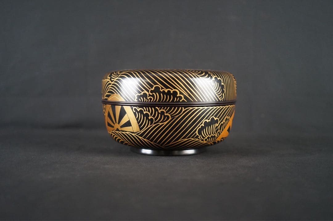 Chahei Issai Wajima Lacquer Genji-guruma Maki-e Jikiro, Signed Box