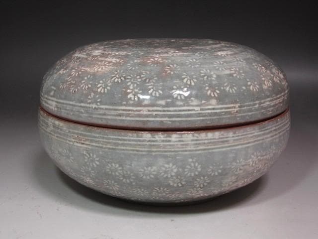 Mishima-de Chrysanthemum Jikiro Lidded Food Bowl | Asami Yoshizo Kenchu-sai Signed