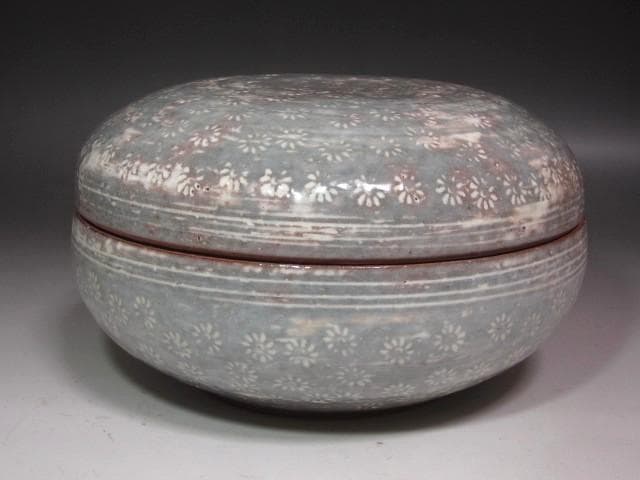 Mishima-de Chrysanthemum Jikiro Lidded Food Bowl | Asami Yoshizo Kenchu-sai Signed