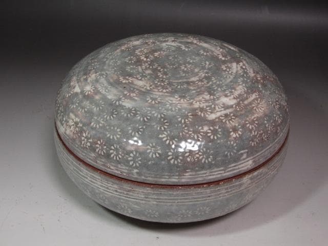 Mishima-de Chrysanthemum Jikiro Lidded Food Bowl | Asami Yoshizo Kenchu-sai Signed
