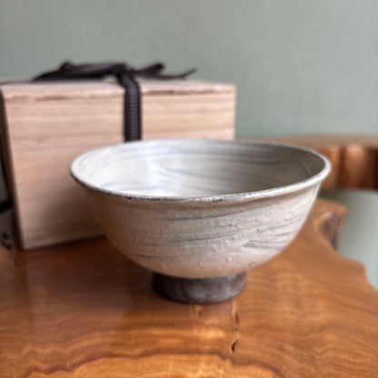 Hakeme Matcha Bowl by Cho Seongju — Korean-Style Brushwork Tea Bowl with Signed Box