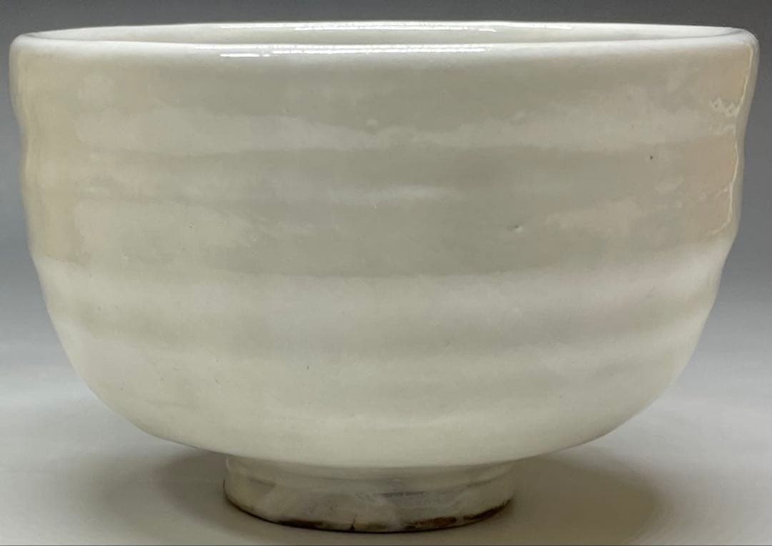 Flowing Water Camellia Chawan by Fukumori Yu — Kitsunomori Kiln Tea Bowl