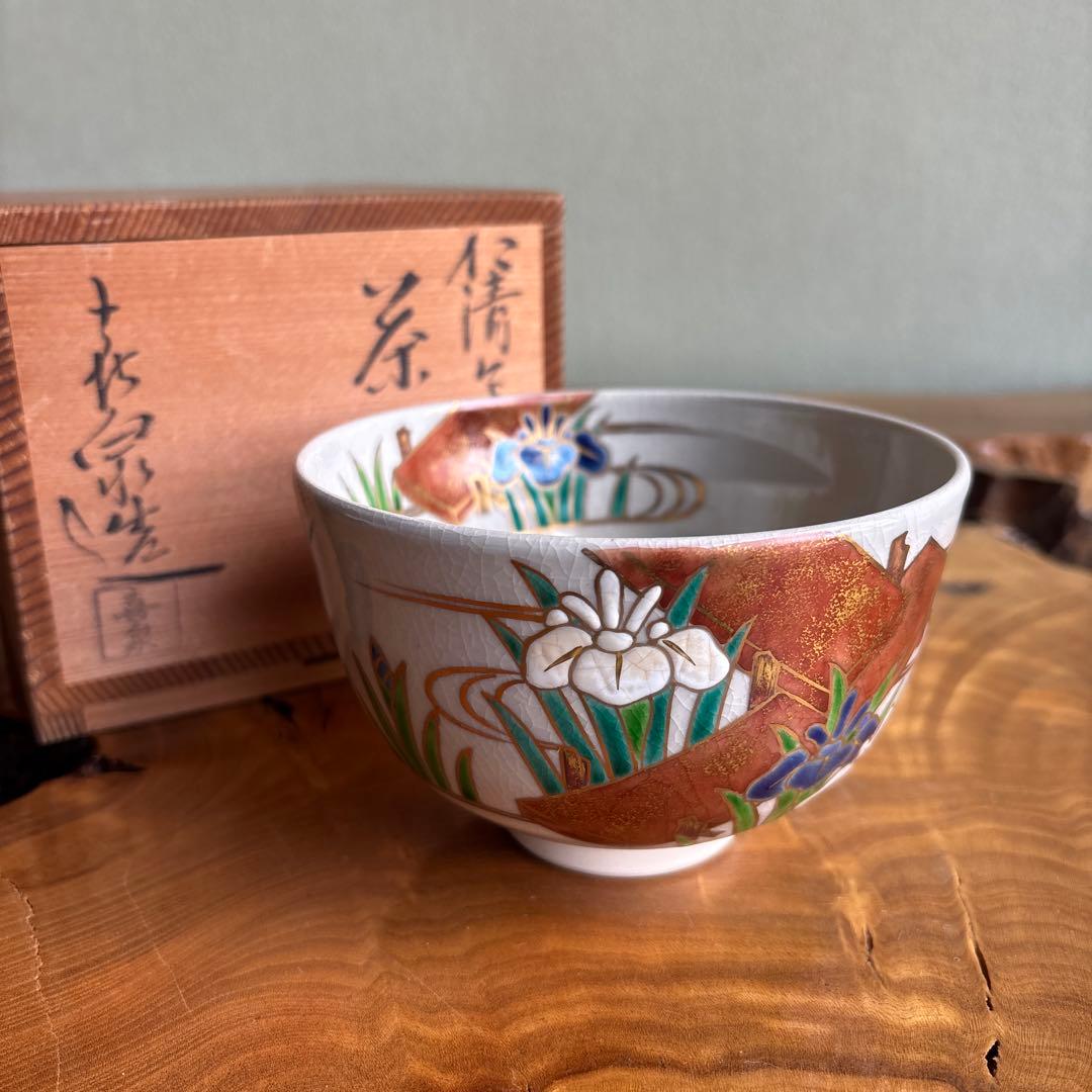 Ninsei-Style Iroe Kakitsubata Matcha Bowl by Hashimoto Kisen — Kyoto Overglaze Enamels, Yatsuhashi Iris Motif, Signed Wooden Box