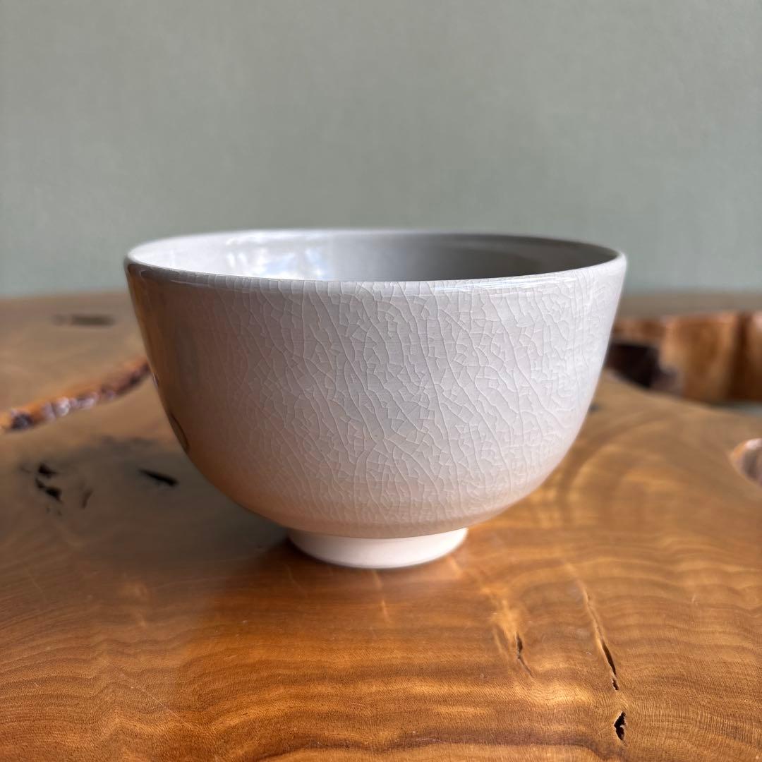 Ninsei-Style Iroe Kakitsubata Matcha Bowl by Hashimoto Kisen — Kyoto Overglaze Enamels, Yatsuhashi Iris Motif, Signed Wooden Box