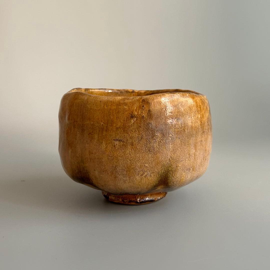 Ohi-Yaki Matcha Tea Bowl by Iwamura Yoshio — Ame-Yu Glaze, Signed Tomobako, Kanazawa Lineage
