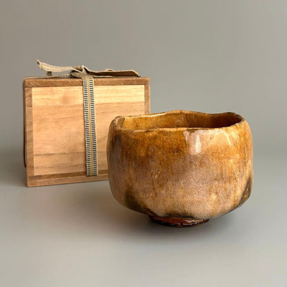 Ohi-Yaki Matcha Tea Bowl by Iwamura Yoshio — Ame-Yu Glaze, Signed Tomobako, Kanazawa Lineage