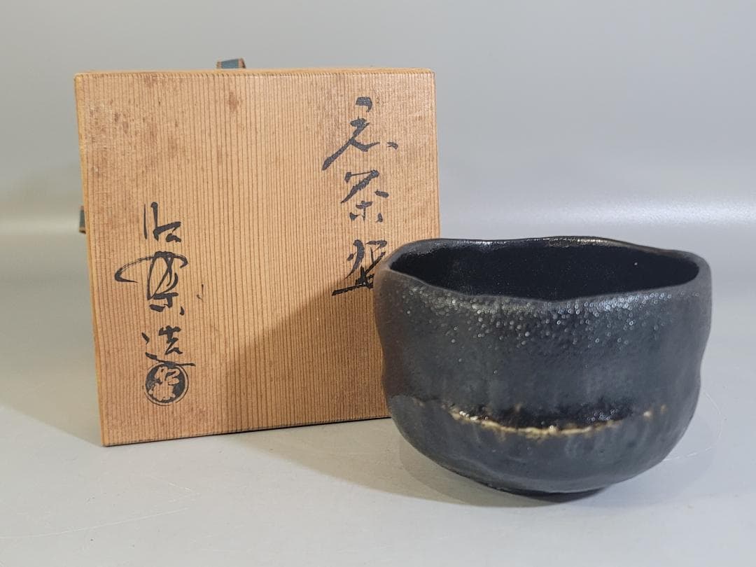 Shoraku Black Raku Matcha Bowl — Granular Texture, Irregular Rim, Kyoto, Signed Wood Box