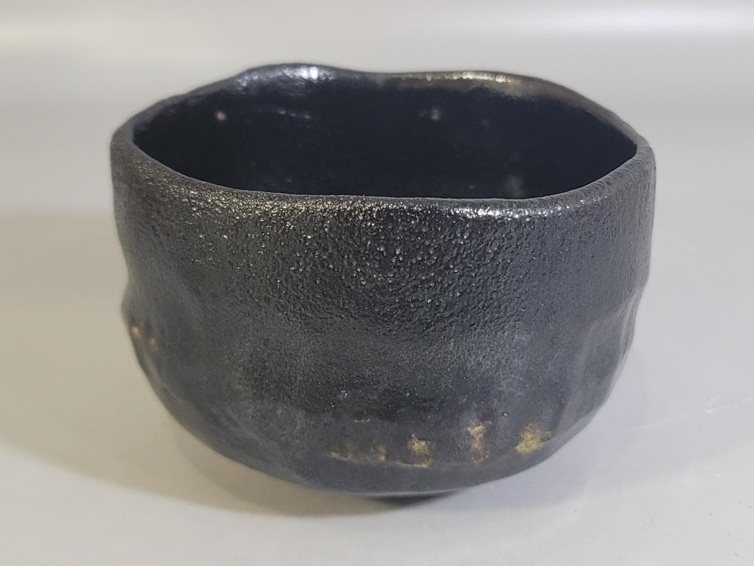 Shoraku Black Raku Matcha Bowl — Granular Texture, Irregular Rim, Kyoto, Signed Wood Box