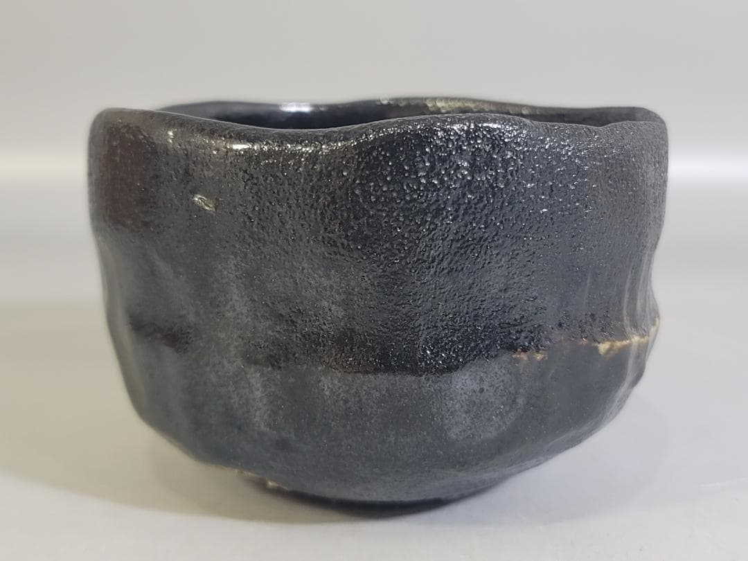 Shoraku Black Raku Matcha Bowl — Granular Texture, Irregular Rim, Kyoto, Signed Wood Box