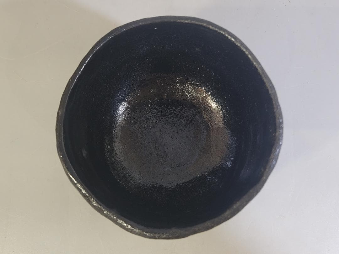 Shoraku Black Raku Matcha Bowl — Granular Texture, Irregular Rim, Kyoto, Signed Wood Box