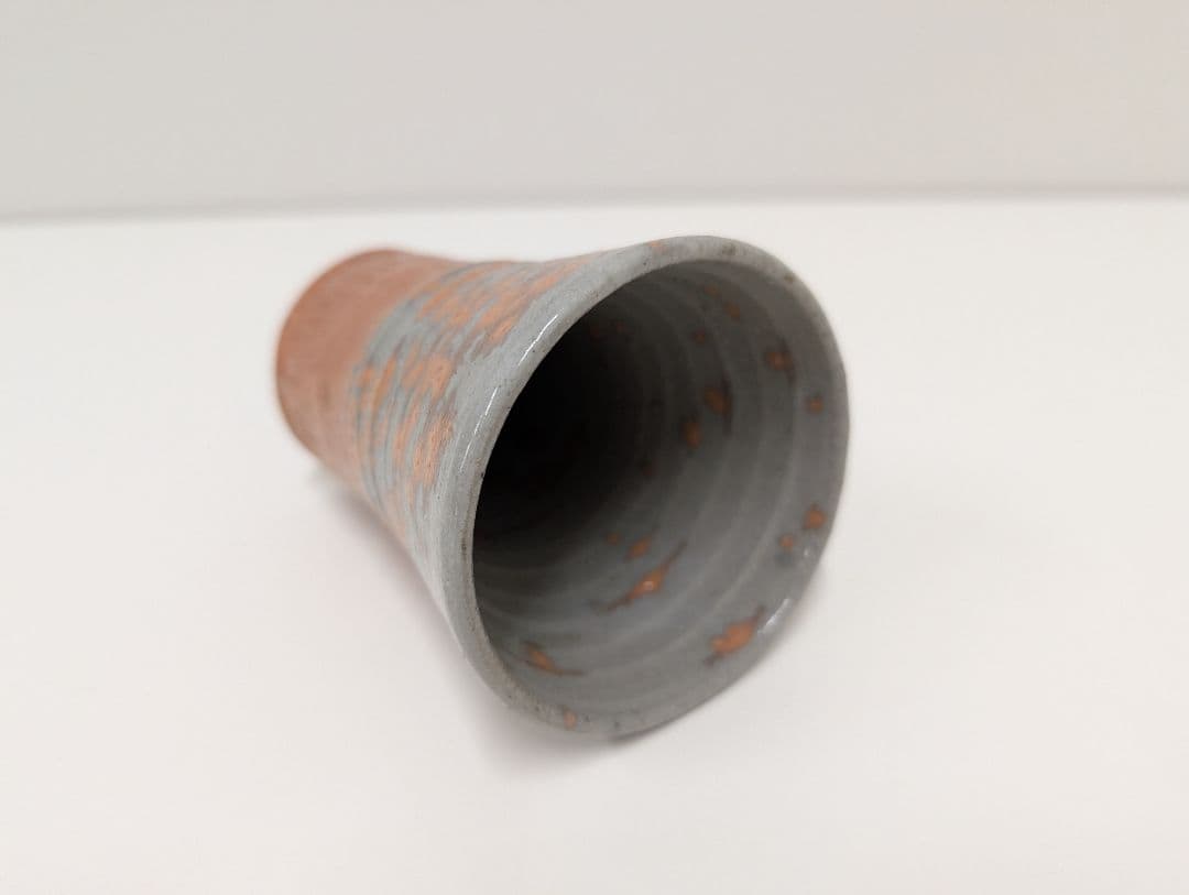 Totoya-de Sake Cup by Nawa Hosho — Karatsu-Style Iron Clay with Mottled Gray Glaze, Signed Box