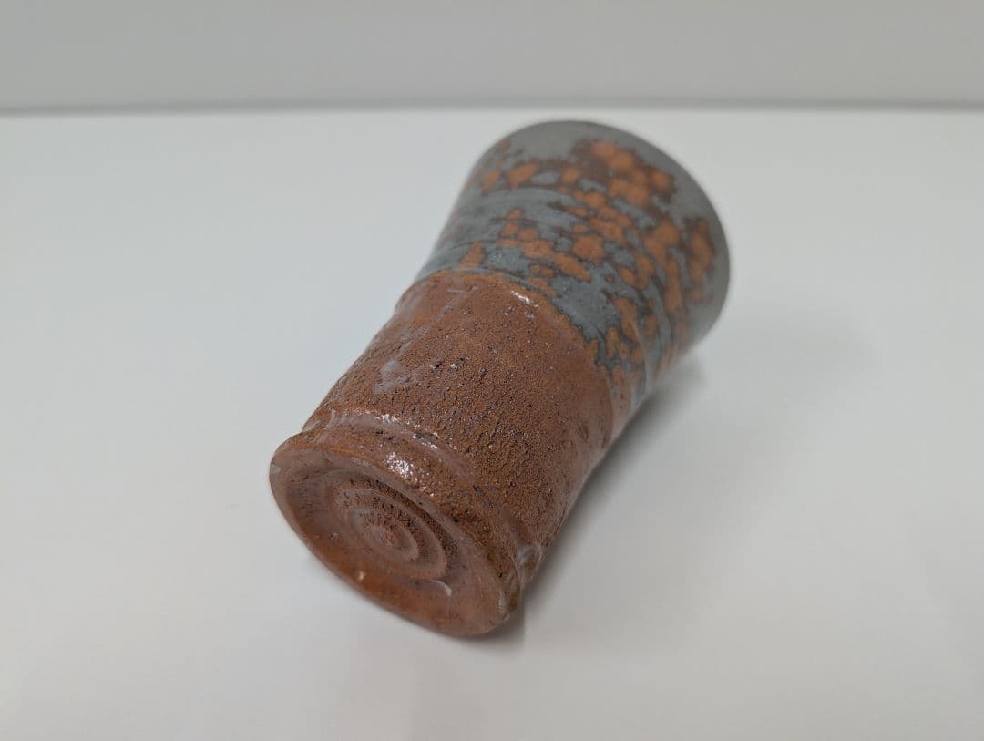 Totoya-de Sake Cup by Nawa Hosho — Karatsu-Style Iron Clay with Mottled Gray Glaze, Signed Box