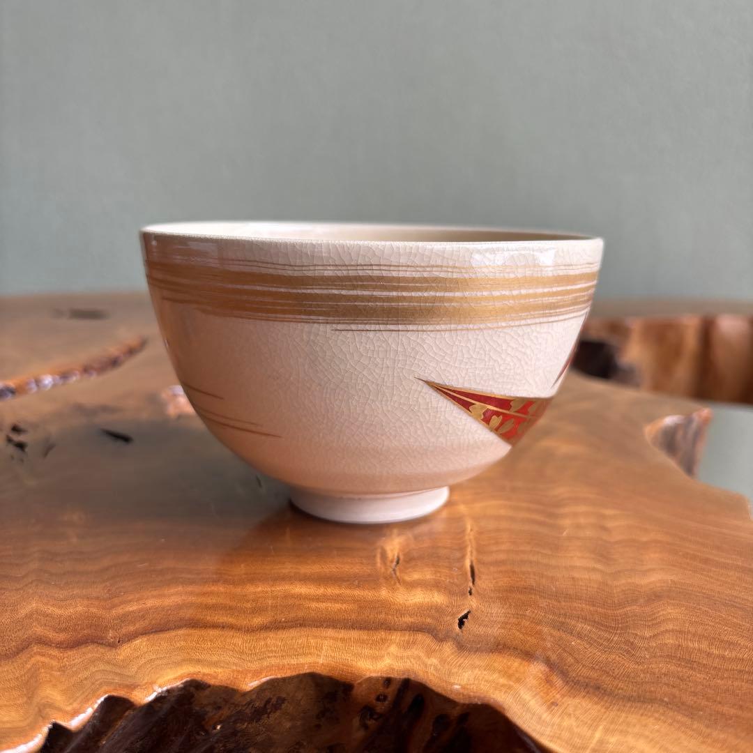 Crane Painting Chawan, Kyo-yaki Overglaze Enamel Tea Bowl with Red and Gold Tsuru Motif on White Crackle Glaze