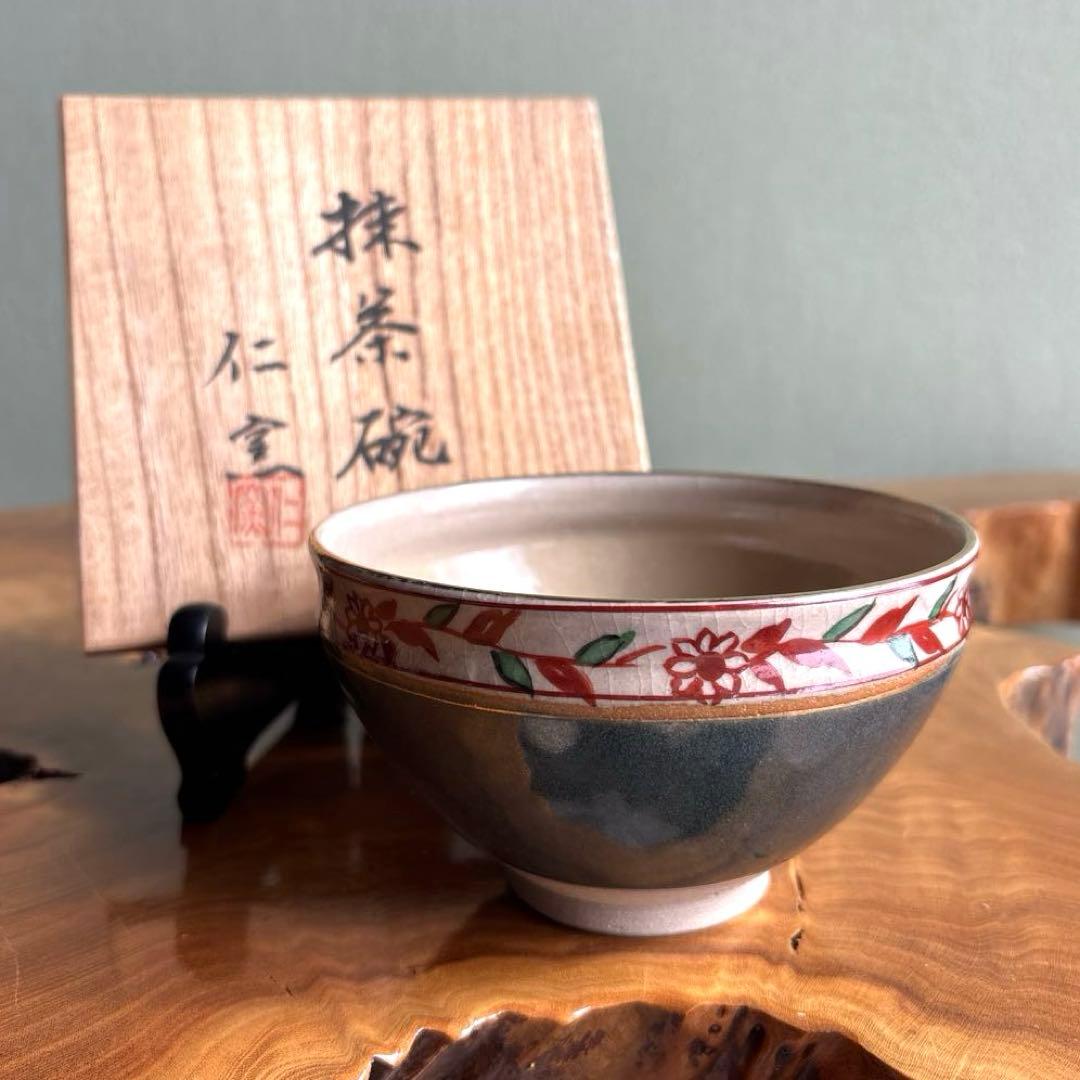 Jin-gama Tea Bowl — Dark Glaze with Aka-e Red Flower Band — Two-Layer Aesthetic — Signed Box