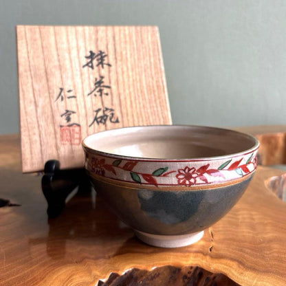 Jin-gama Tea Bowl — Dark Glaze with Aka-e Red Flower Band — Two-Layer Aesthetic — Signed Box