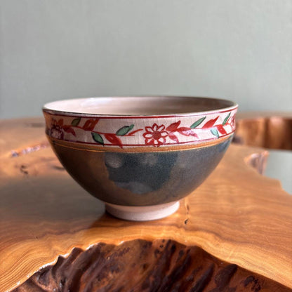 Jin-gama Tea Bowl — Dark Glaze with Aka-e Red Flower Band — Two-Layer Aesthetic — Signed Box