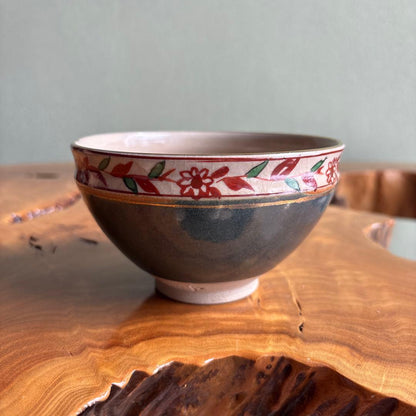 Jin-gama Tea Bowl — Dark Glaze with Aka-e Red Flower Band — Two-Layer Aesthetic — Signed Box