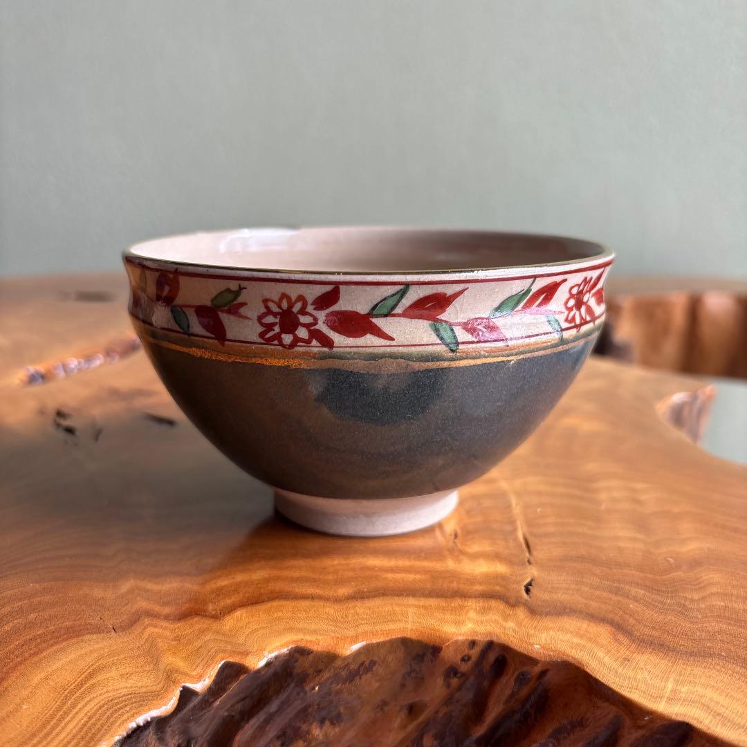 Jin-gama Tea Bowl — Dark Glaze with Aka-e Red Flower Band — Two-Layer Aesthetic — Signed Box