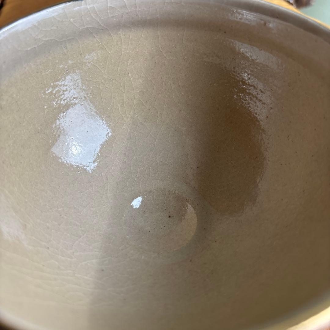 Jin-gama Tea Bowl — Dark Glaze with Aka-e Red Flower Band — Two-Layer Aesthetic — Signed Box