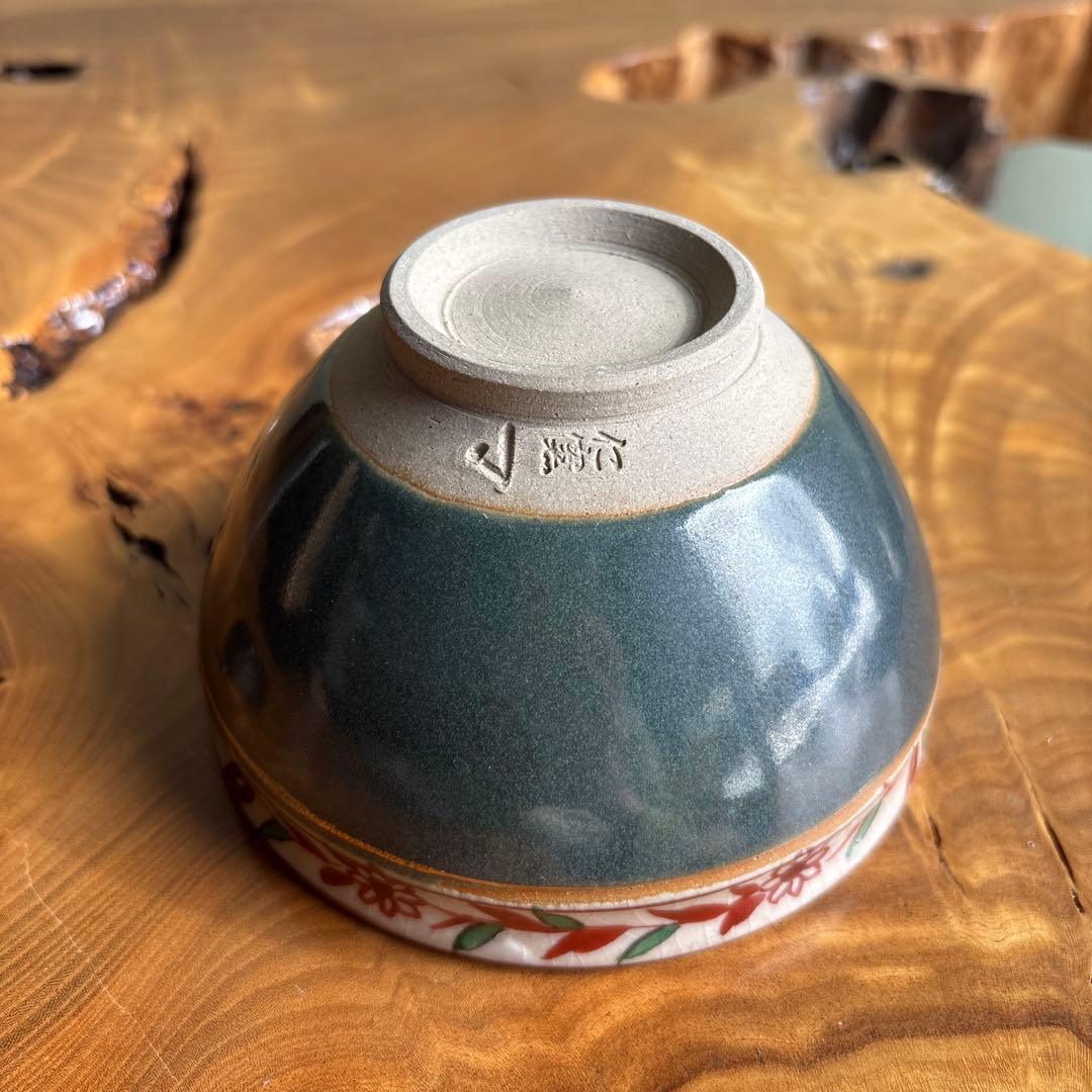 Jin-gama Tea Bowl — Dark Glaze with Aka-e Red Flower Band — Two-Layer Aesthetic — Signed Box