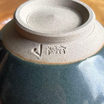 Jin-gama Tea Bowl — Dark Glaze with Aka-e Red Flower Band — Two-Layer Aesthetic — Signed Box