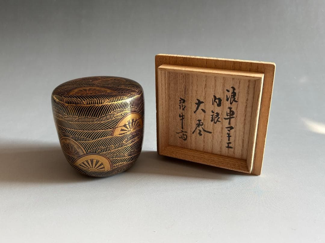 Omotesenke Jingyusai Inscription Nami-Guruma Maki-e O-Natsume | Shitsusendo Tea Caddy