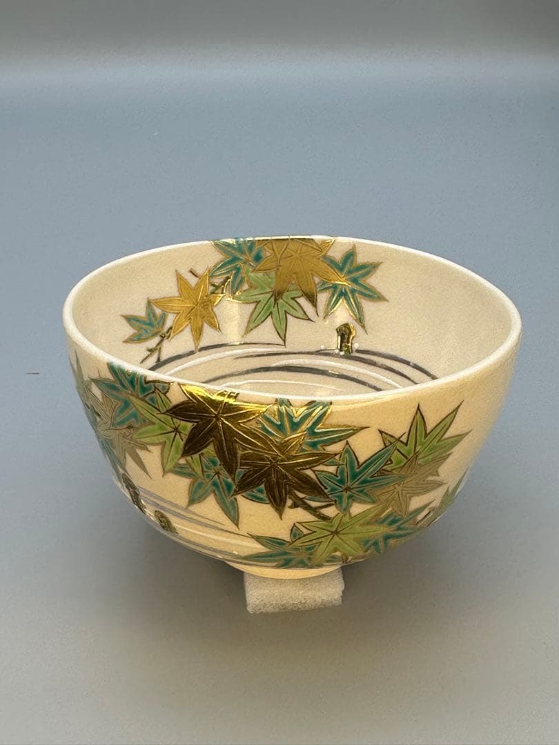 Makuzu Kōsai (Miyagawa Kōsai) Tea Bowl — Green Maple Leaves, Gold on Cream, Kyoto Pottery