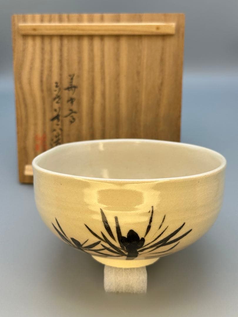 Takahashi Dohachi Kyo Ware Matcha Bowl — Sumi-e Young Pine on Warm White Glaze, Signed Tomobako