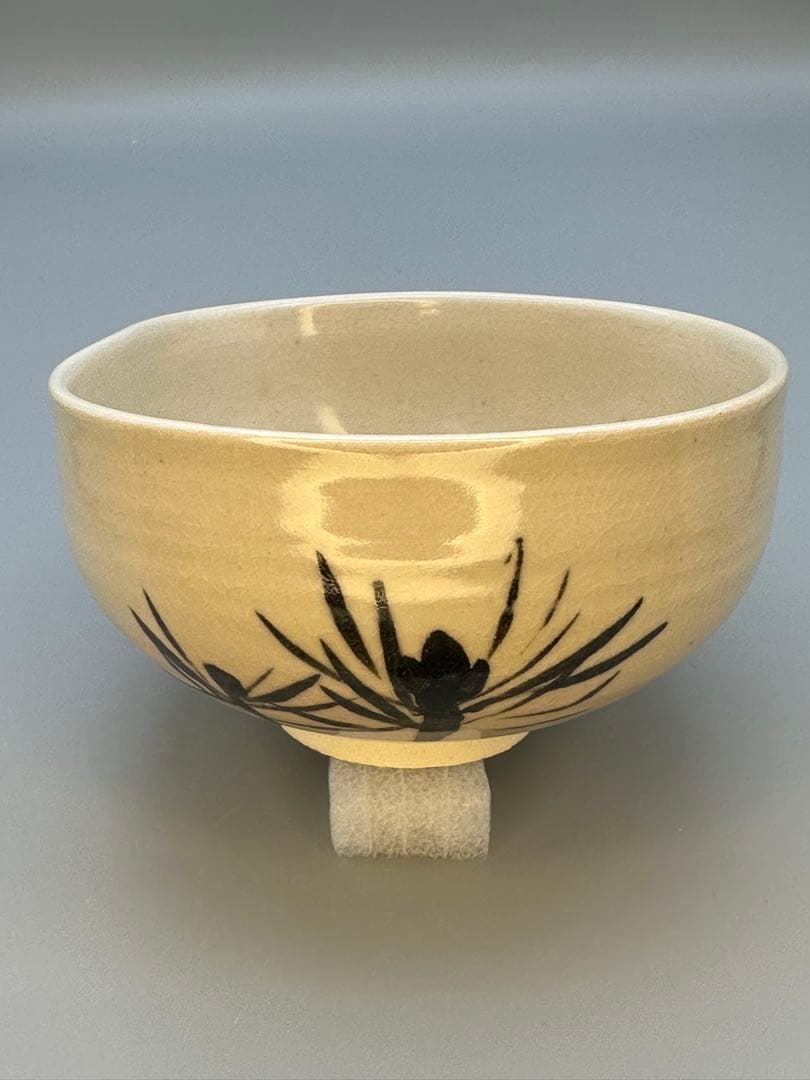 Takahashi Dohachi Kyo Ware Matcha Bowl — Sumi-e Young Pine on Warm White Glaze, Signed Tomobako