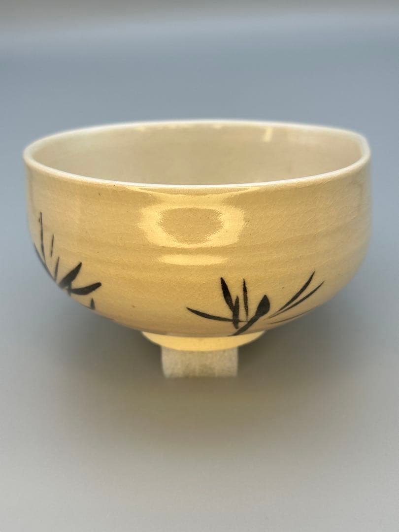 Takahashi Dohachi Kyo Ware Matcha Bowl — Sumi-e Young Pine on Warm White Glaze, Signed Tomobako