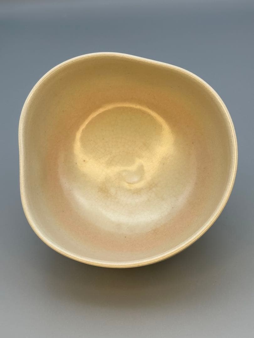 Takahashi Dohachi Kyo Ware Matcha Bowl — Sumi-e Young Pine on Warm White Glaze, Signed Tomobako