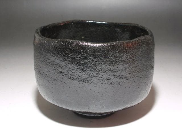 Kuro Raku Chawan 'Kokon' by Raku Seinyu XIII, Inscribed by Urasenke Hounsai - Kyoto Black Raku Tea Bowl with Tomobako