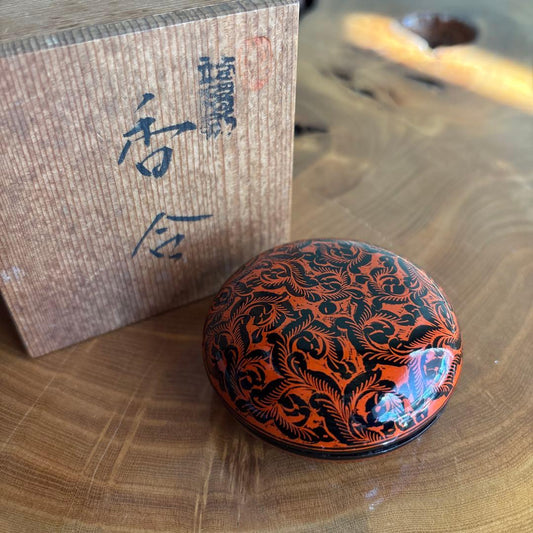 Karakusa Lacquer Incense Container (Kogo) · Red Ground · Tomobako