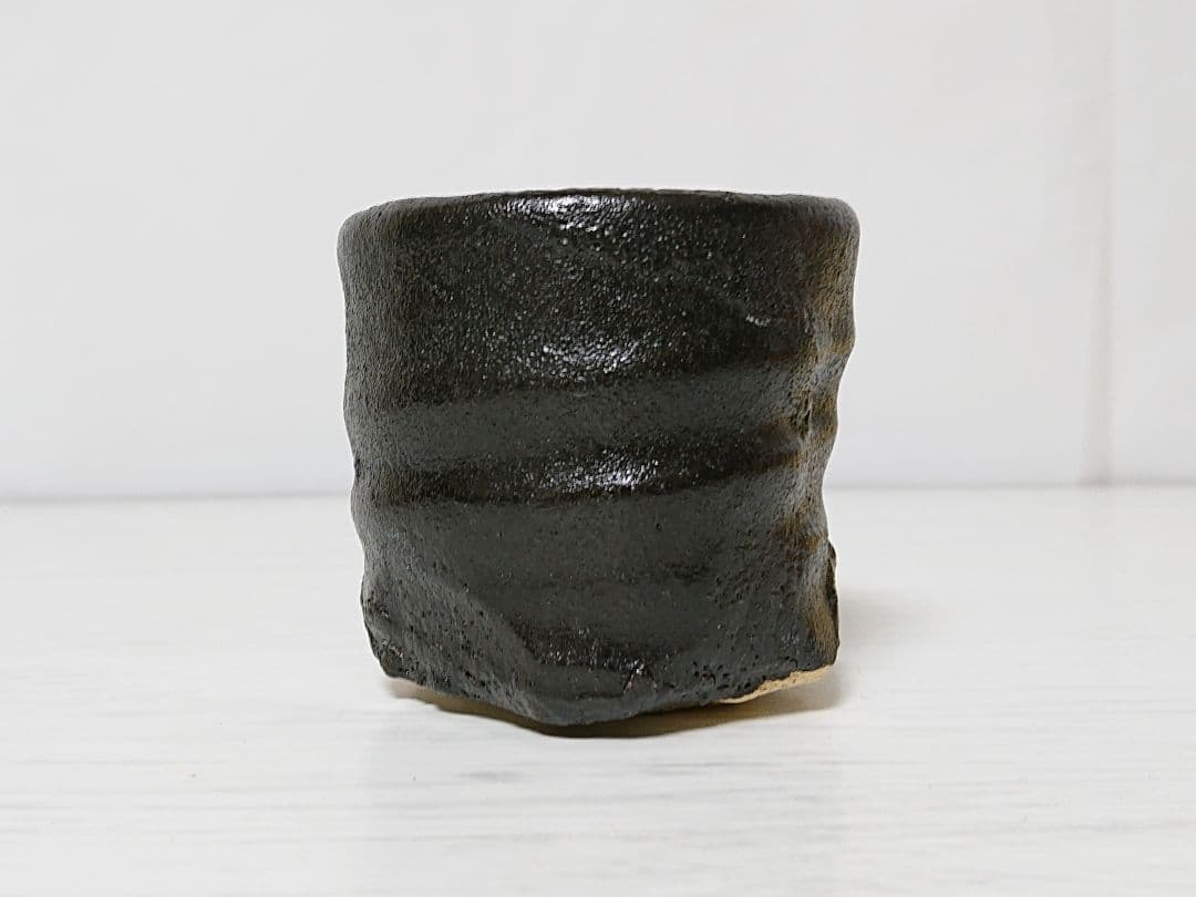 Kojima Shinsuke Hikidashiguro Sake Cup — Hand-Formed Pulled Black, Exposed Clay, Signed Box