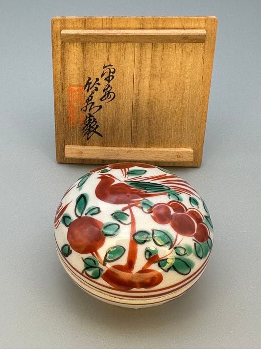 Miura Chikusen Gosu-Akae Kogo — Red Enamel Bird and Fruit Incense Container, Tomobako