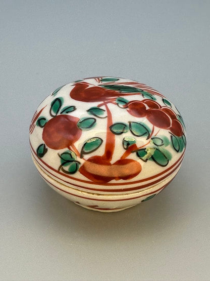 Miura Chikusen Gosu-Akae Kogo — Red Enamel Bird and Fruit Incense Container, Tomobako