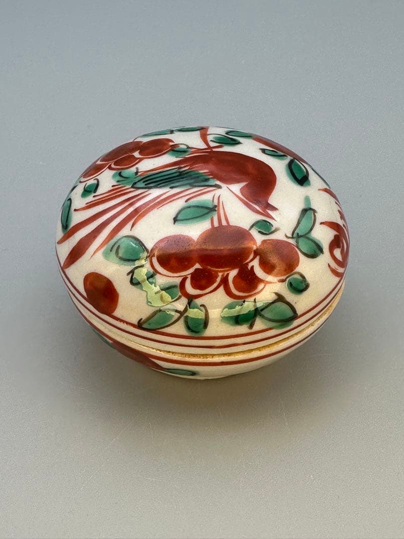 Miura Chikusen Gosu-Akae Kogo — Red Enamel Bird and Fruit Incense Container, Tomobako