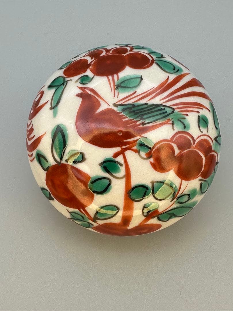 Miura Chikusen Gosu-Akae Kogo — Red Enamel Bird and Fruit Incense Container, Tomobako