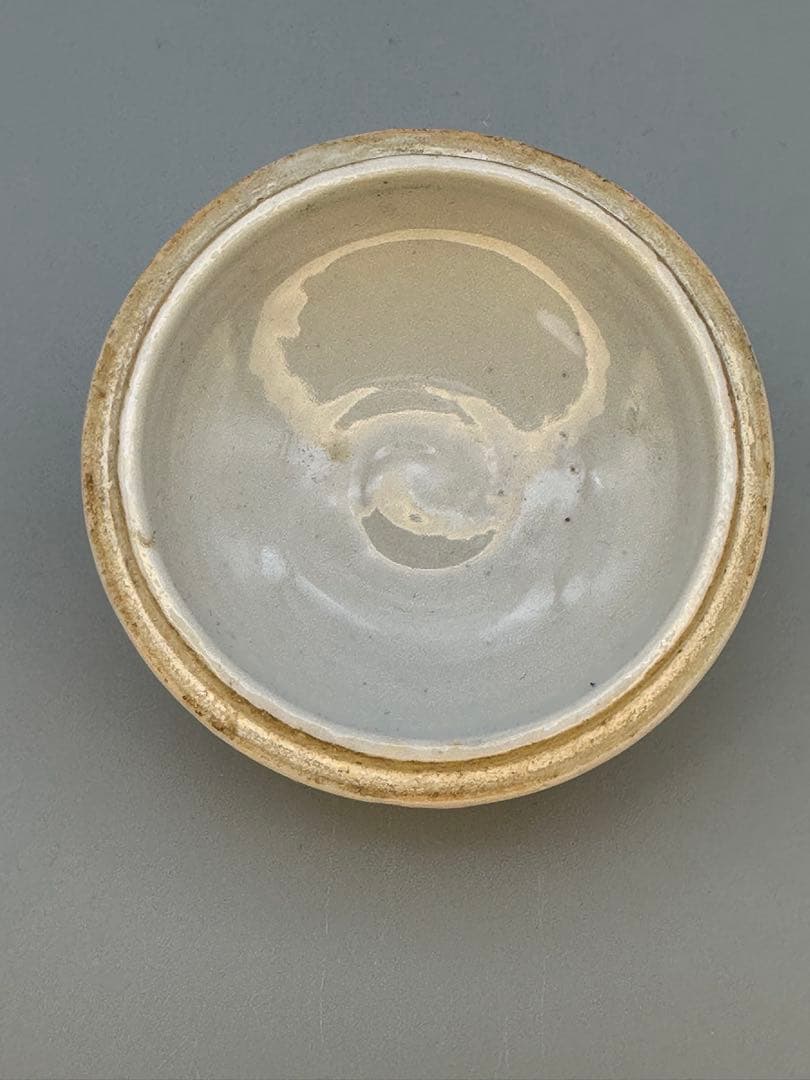 Miura Chikusen Gosu-Akae Kogo — Red Enamel Bird and Fruit Incense Container, Tomobako