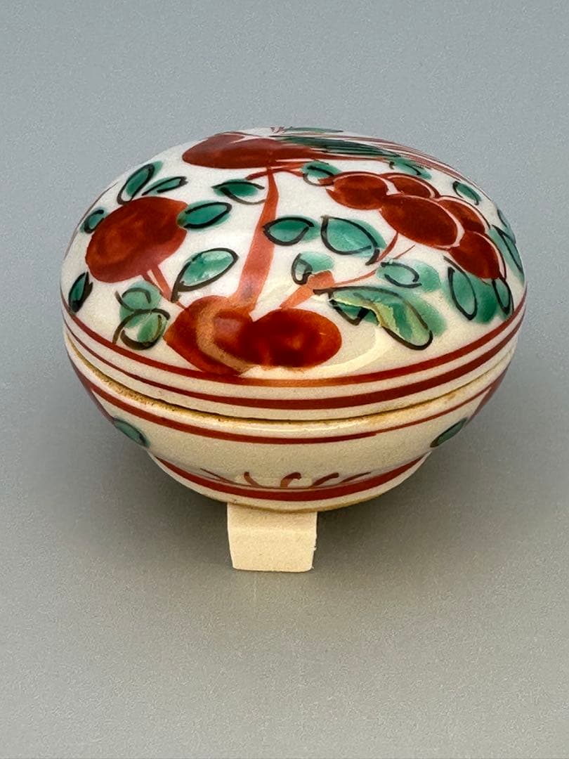 Miura Chikusen Gosu-Akae Kogo — Red Enamel Bird and Fruit Incense Container, Tomobako