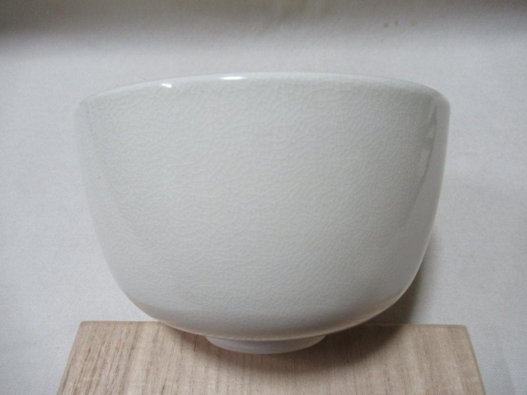 Ninsei-Style Samurai Helmet Tea Bowl by Omuro Kiln - Gold Kabuto Iris Kyo-yaki Chawan